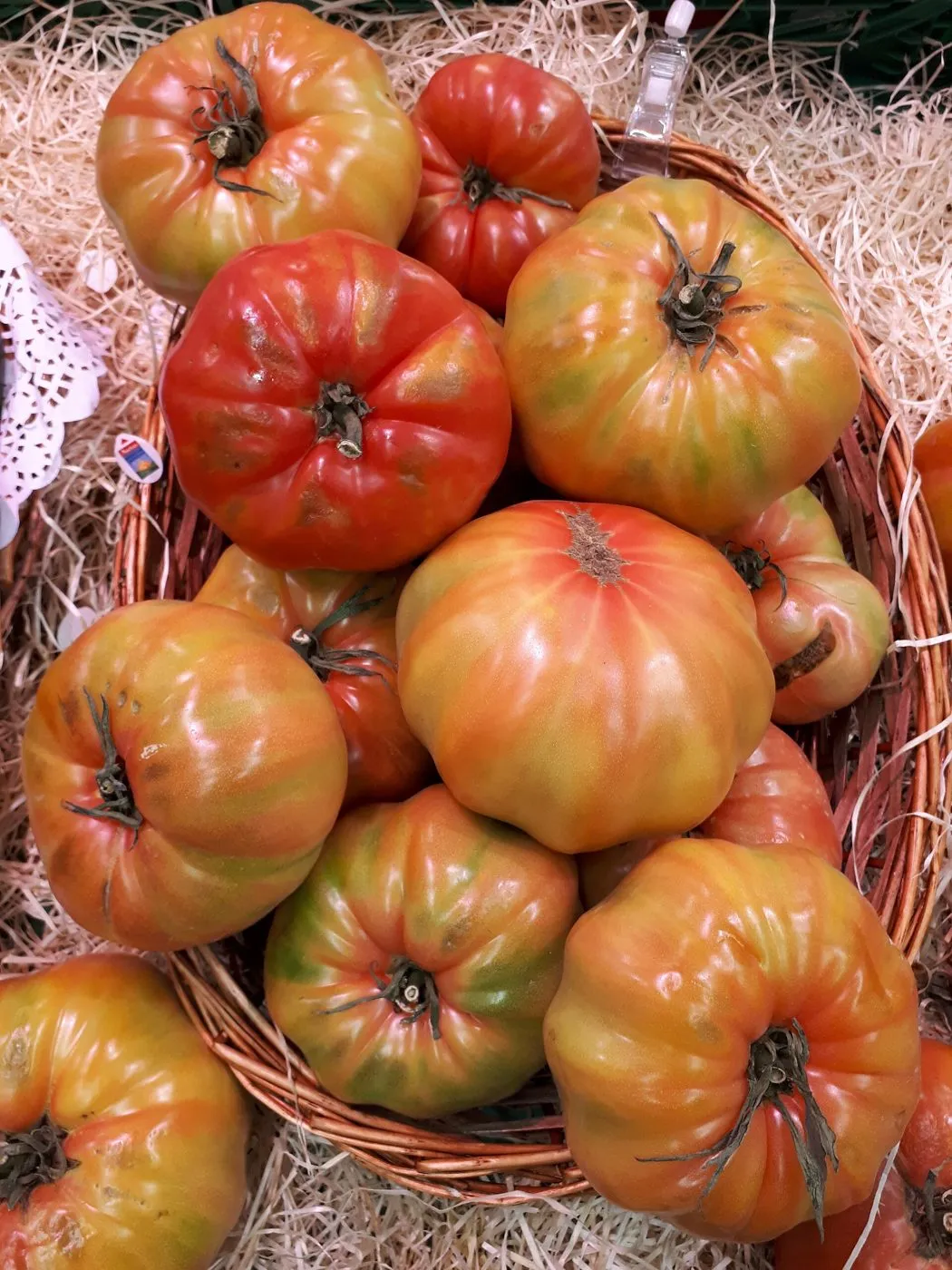 Tomate rosa cortado