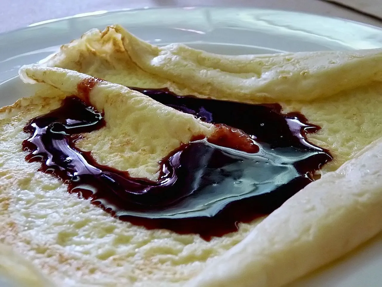 mermelada de frambuesa sobre crepe