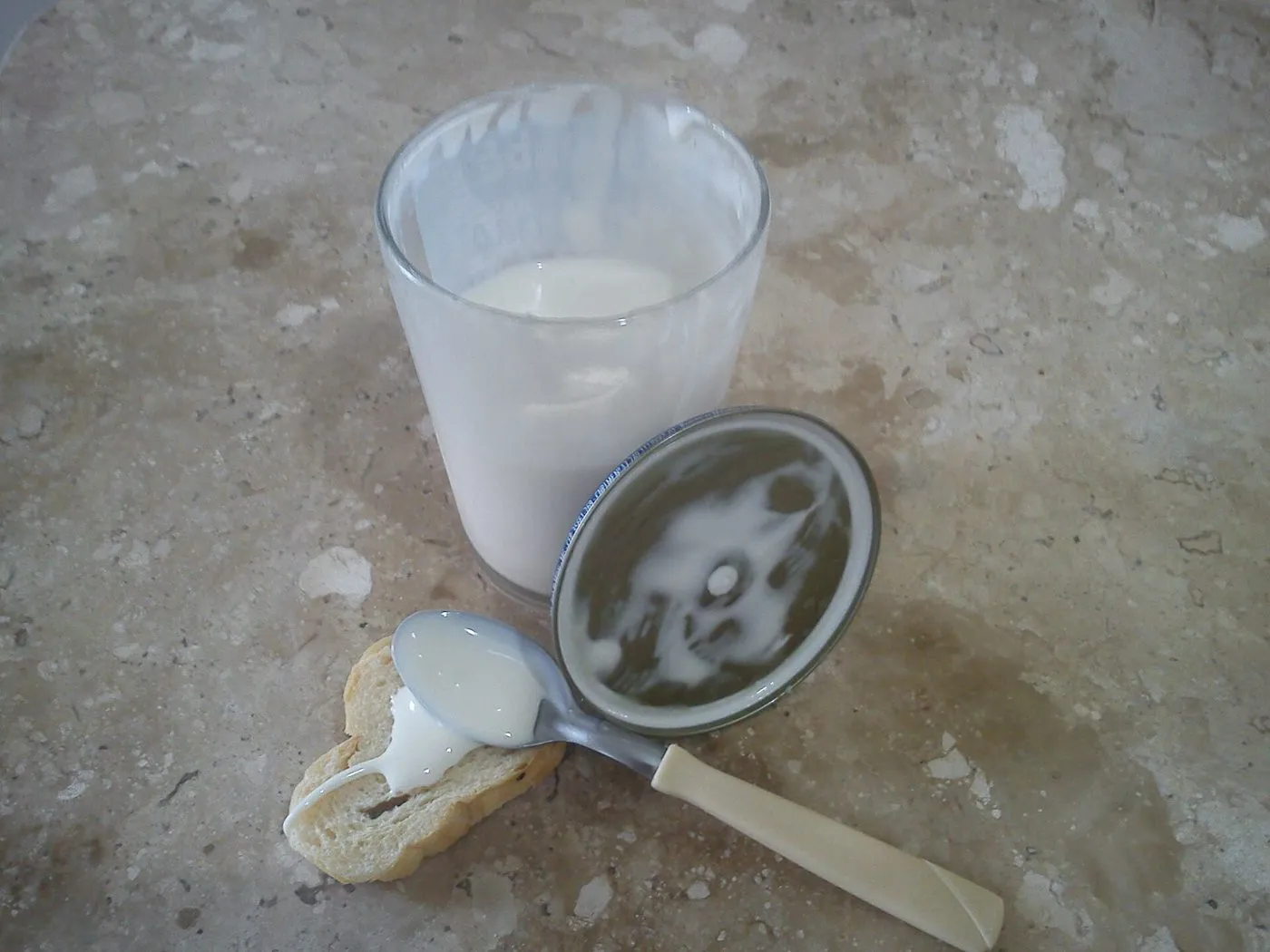 Requesón cremoso servido en tarrina