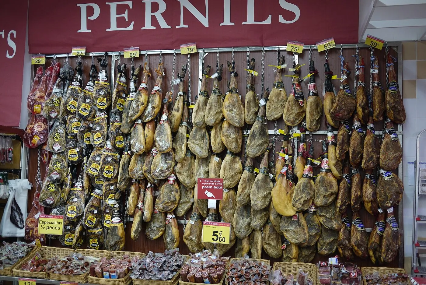 Piezas de jamón y paleta ibéricos colgadas