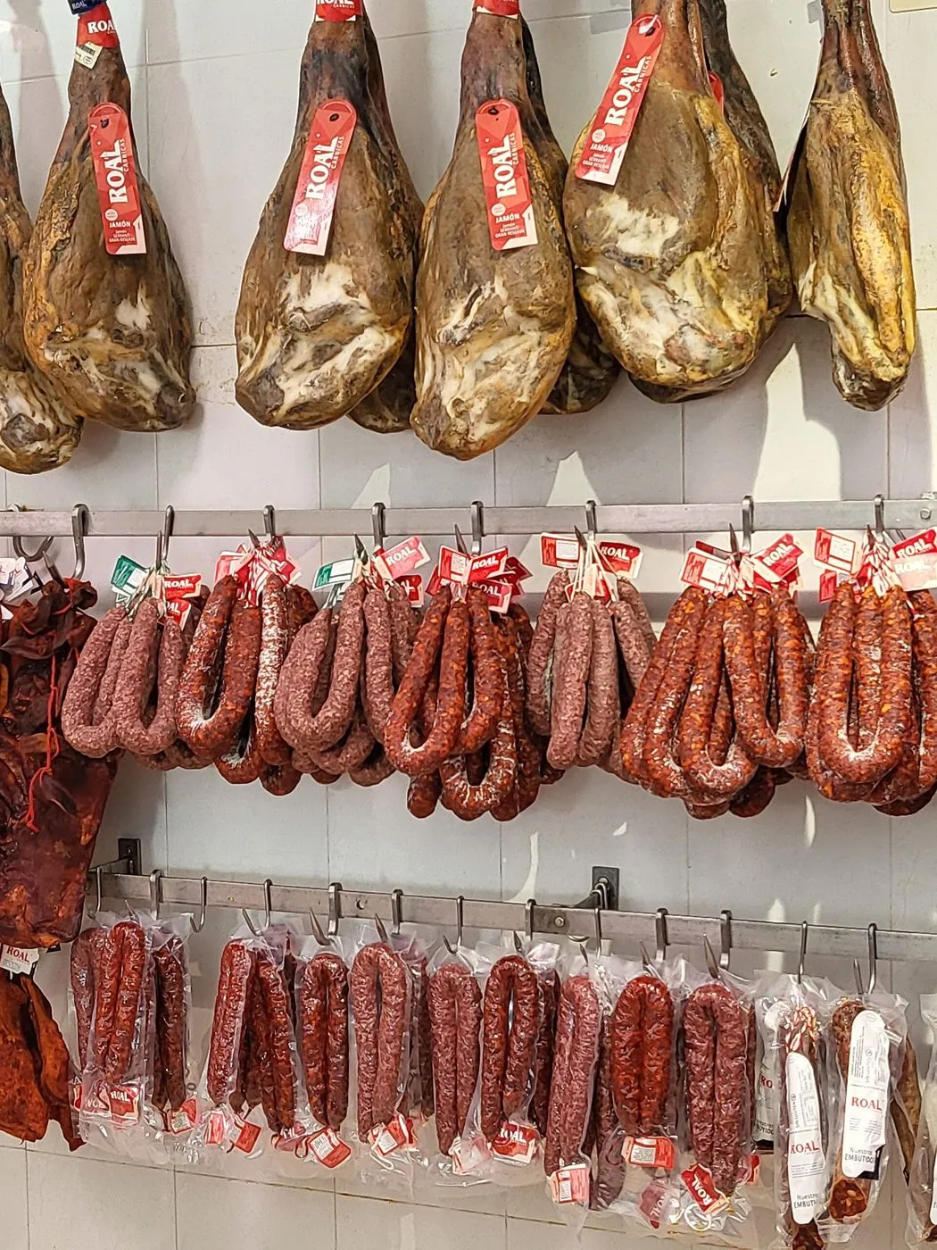 Chorizos y jamones curados